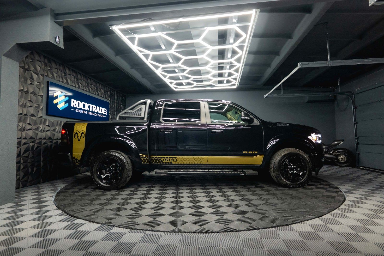Fahrzeugabbildung Dodge RAM 5.7 V8 HEMI 4x4 OFFROAD Night GOLD EDITION