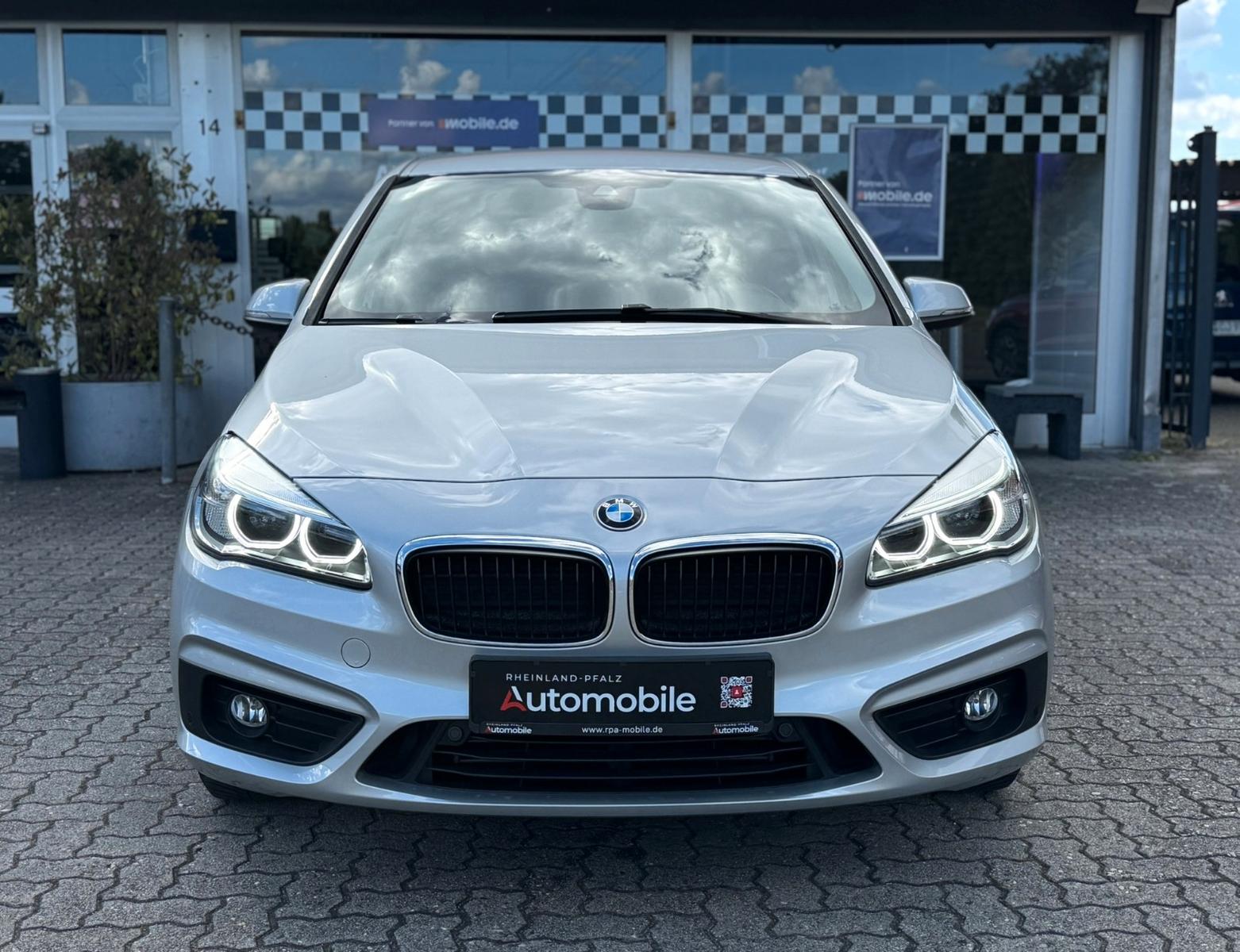 BMW 220i Advantage/2.HAND/AUTOMATIK/SCHECKHFT/AHK