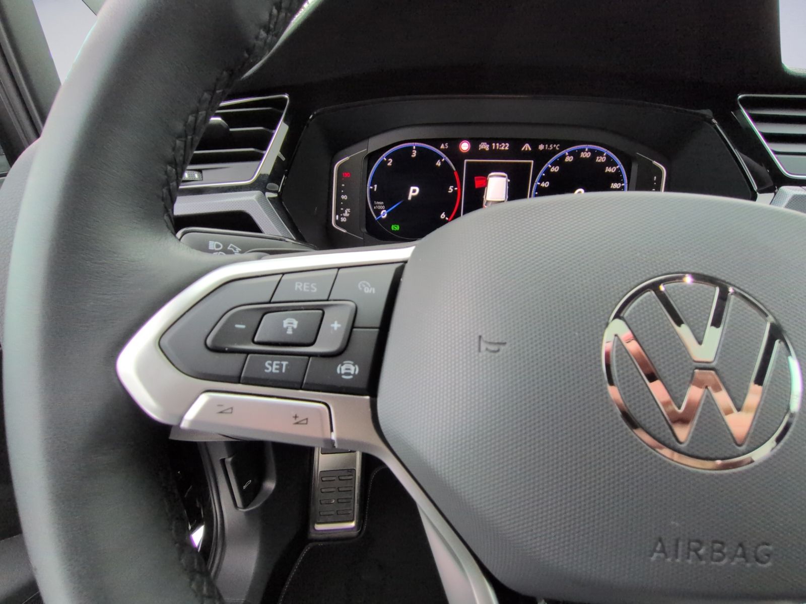 Touran 2.0 TDI DSG R Line 7Sitze+AHK+PANO+MATRIX