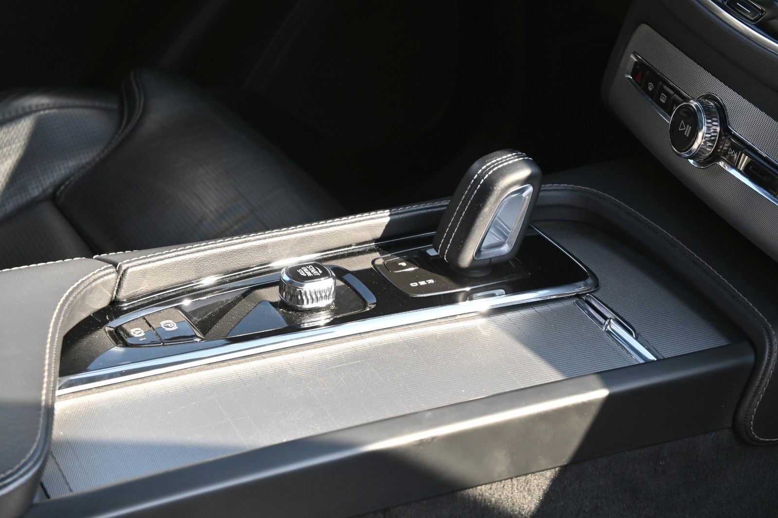 Fahrzeugabbildung Volvo XC90 R Design RC T8 Plug-In Hyb.AWD*LUFT*AHK*LED