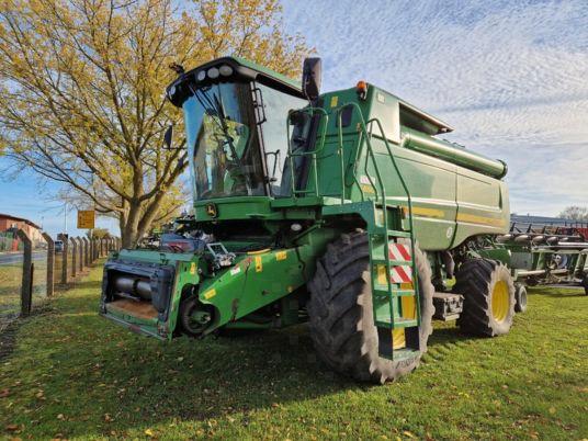 John Deere S690