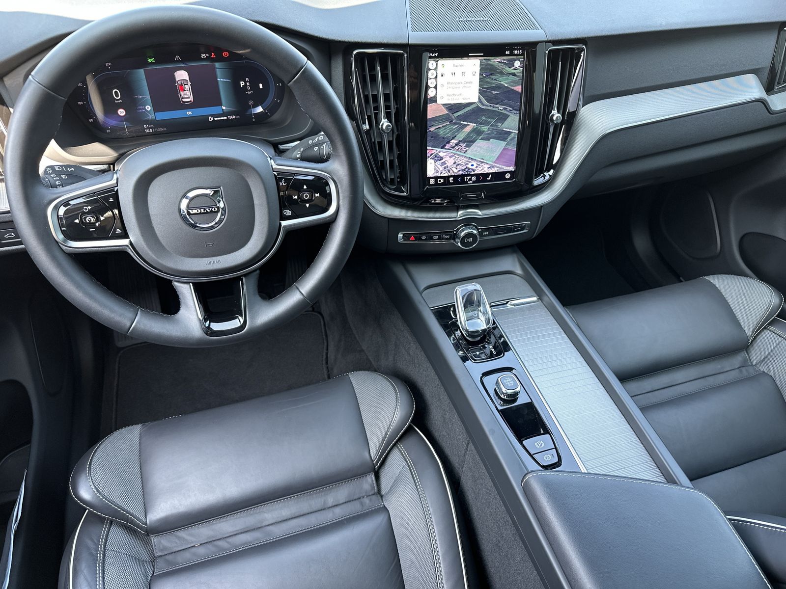 Fahrzeugabbildung Volvo XC60 B4 D AWD Plus Dark NAV+LED+AHK+H&K+PANORAMA