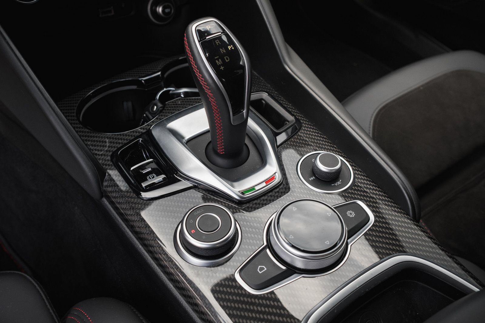 Fahrzeugabbildung Alfa Romeo Giulia Quadrifoglio-Akrapovic-HarmanKardon