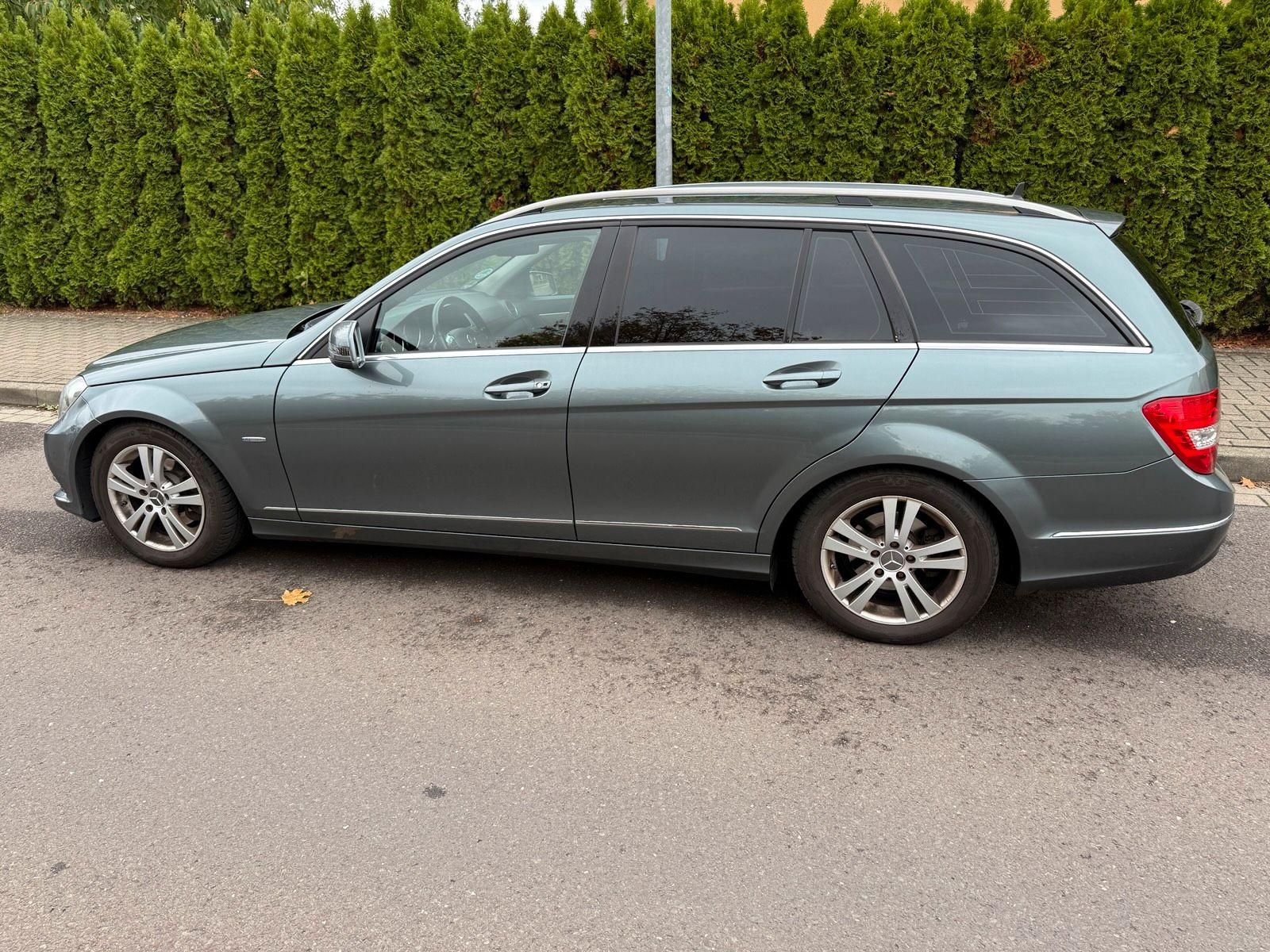 Mercedes-Benz C200 2011 — вигляд ззаду