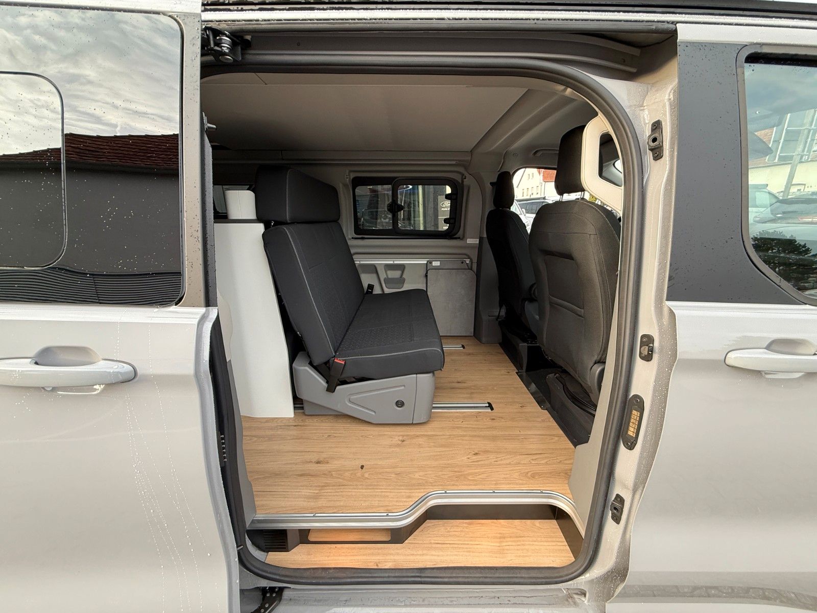 Vehicle details page 7 Vehicle image: Ford Nugget L1 Titanium | New Model V710