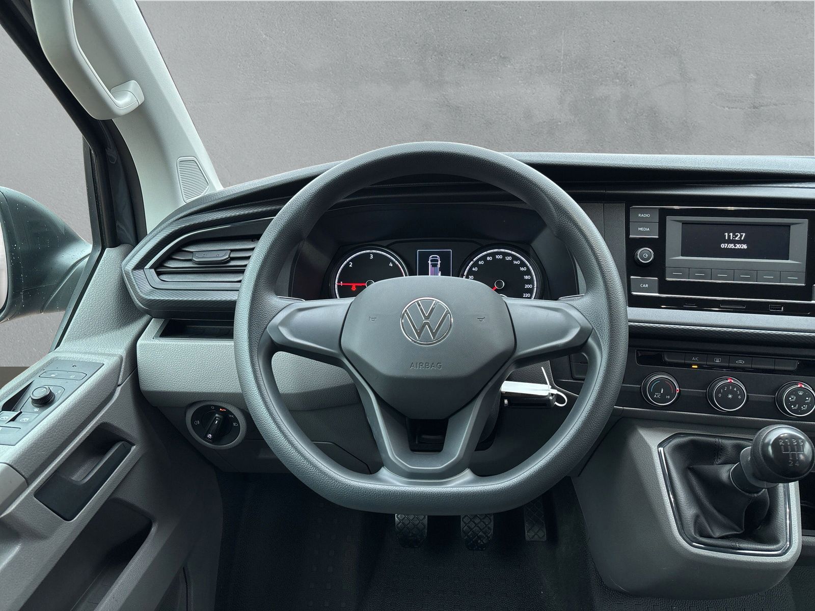 Fahrzeugabbildung Volkswagen T6.1 Transporter Kombi 2.0 TDI AHK PDC 8-Sitzer