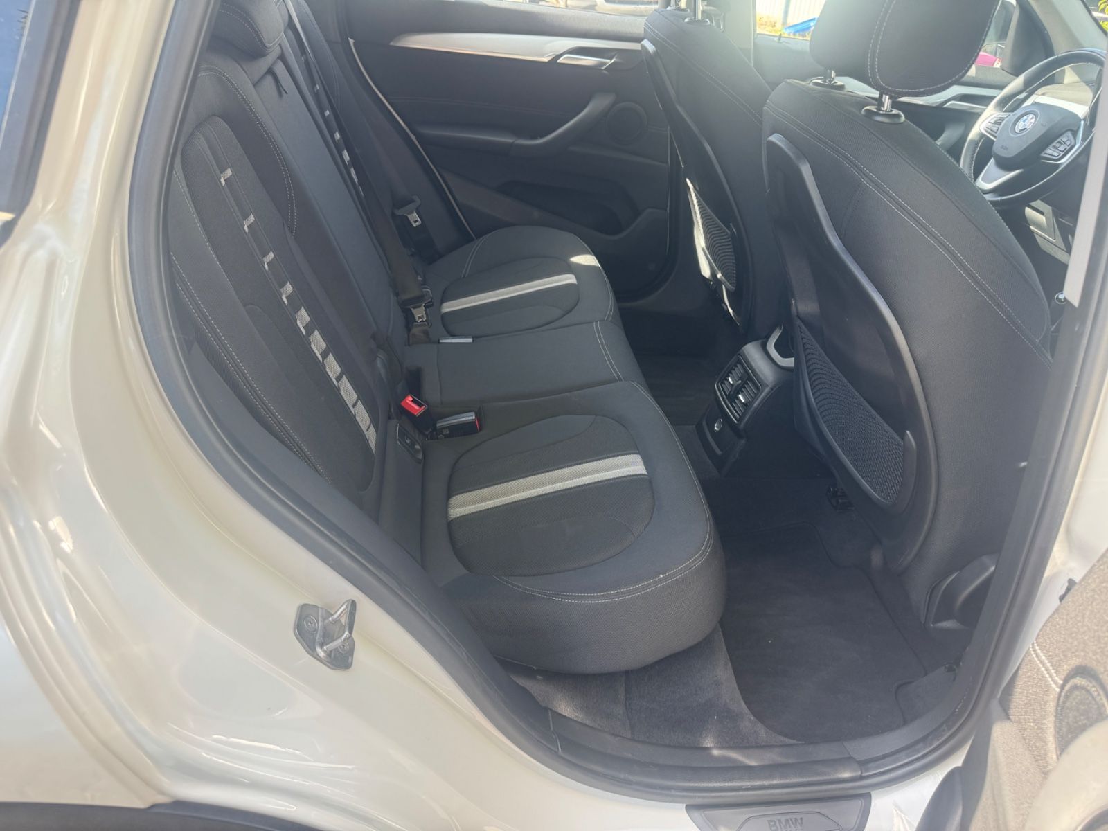 Fahrzeugabbildung BMW X1 sDrive 18 i Sport Line Navi+Sitzheizung
