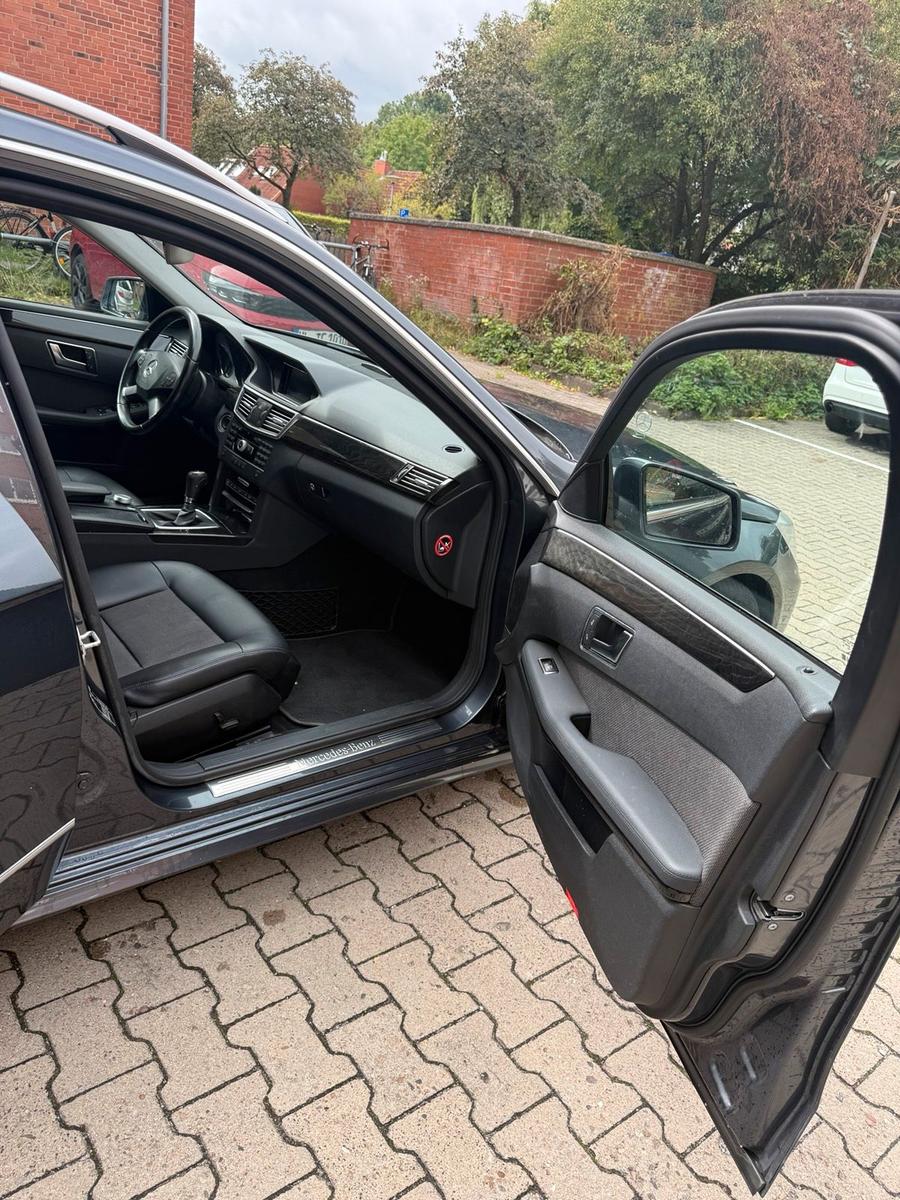 Mercedes-Benz E200 2011 — photo 12