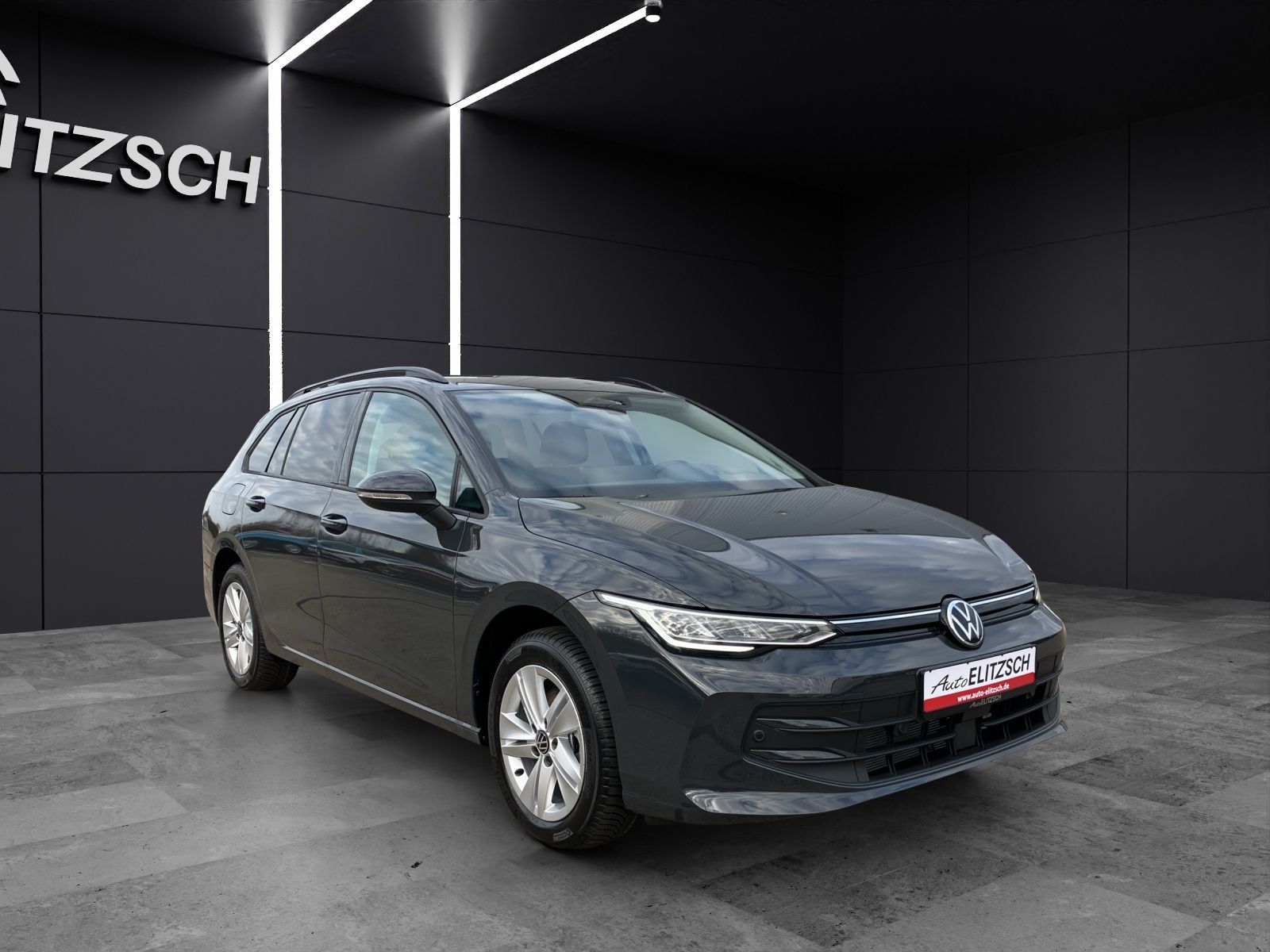 Fahrzeugabbildung Volkswagen Golf VIII Variant Life TSI LED ACC AHK SH HuD Re