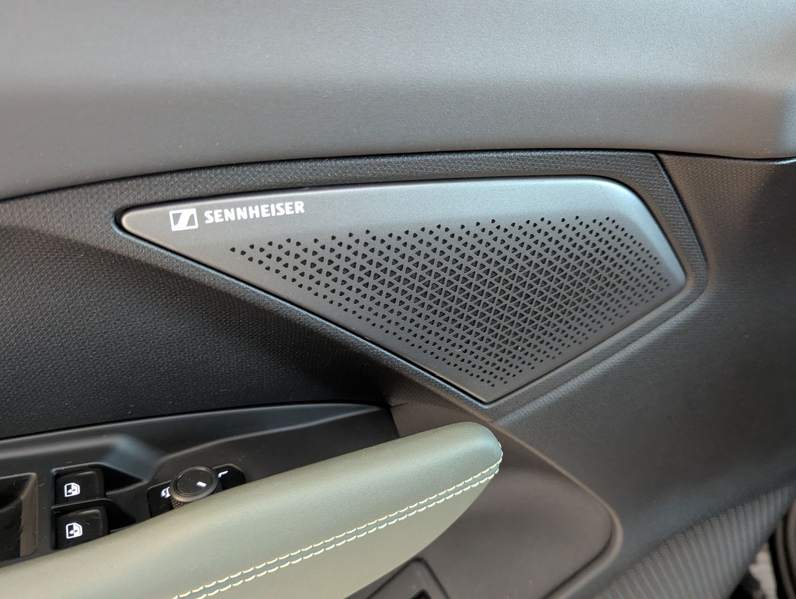 Fahrzeugabbildung CUPRA Terramar 1.5 TSI Tribe Senn Pano Matrix HUD AHK