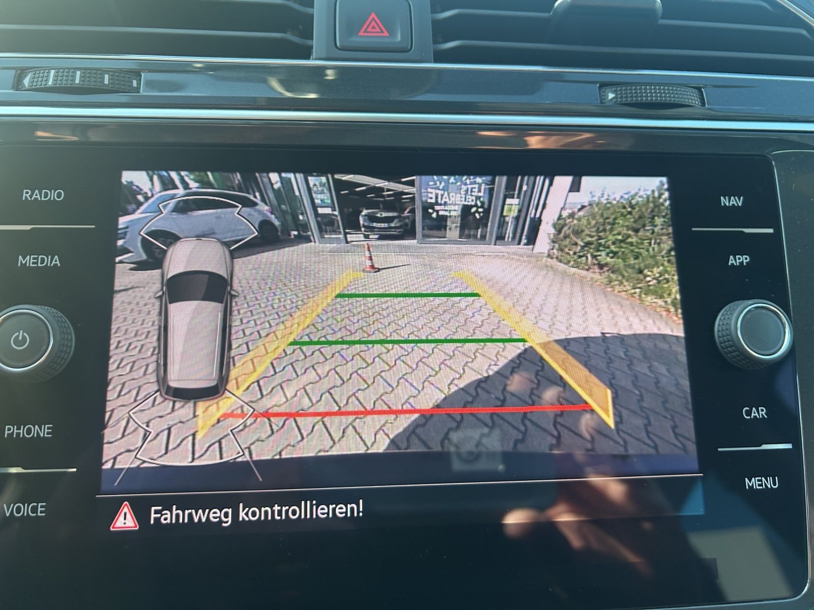 Fahrzeugabbildung Volkswagen Tiguan Elegance TDI 4M IQ.Light Navi ACC RFK SHZ