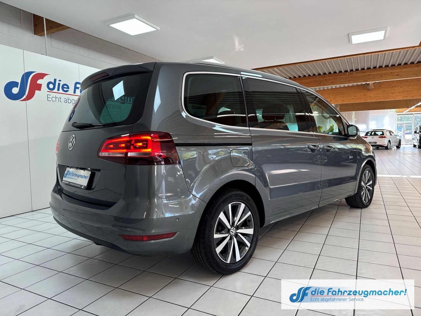Fahrzeugabbildung Volkswagen Sharan Highline BMT Start-Stopp Sportpaket Stand