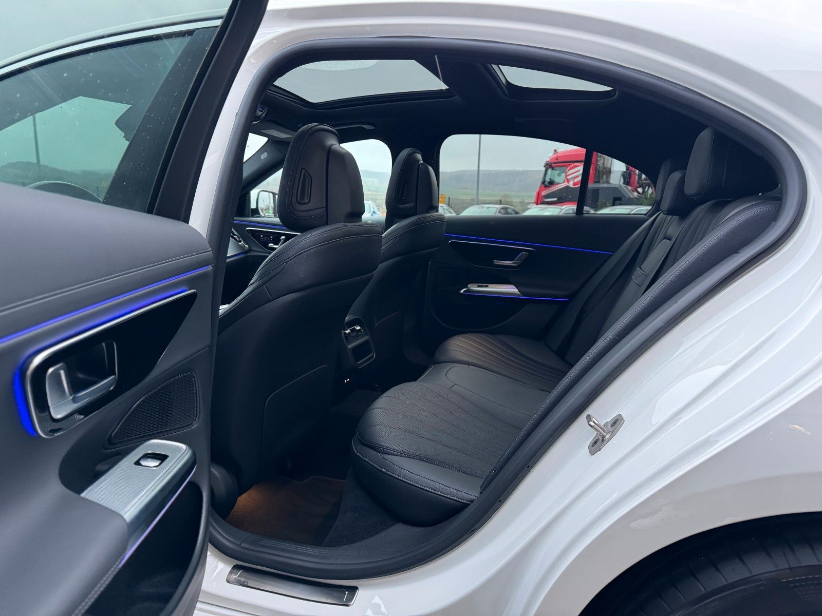 Fahrzeugabbildung Mercedes-Benz E 450 4M Avantgarde+Pano+DistrPro+Digital+360