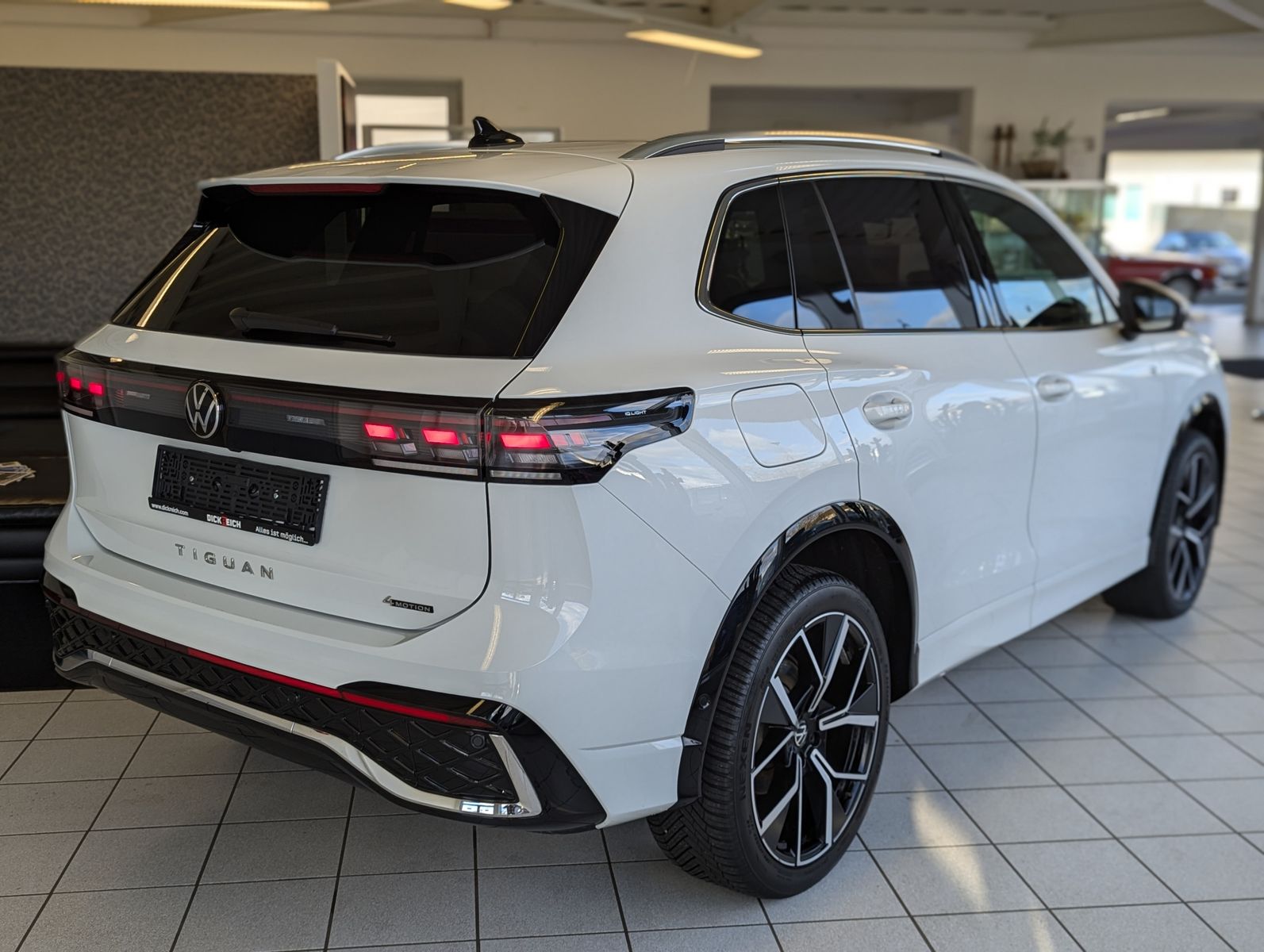 VW Tiguan 2.0TDI R-Line 4M Pano H/K AHK Matrix 20" - Image 7