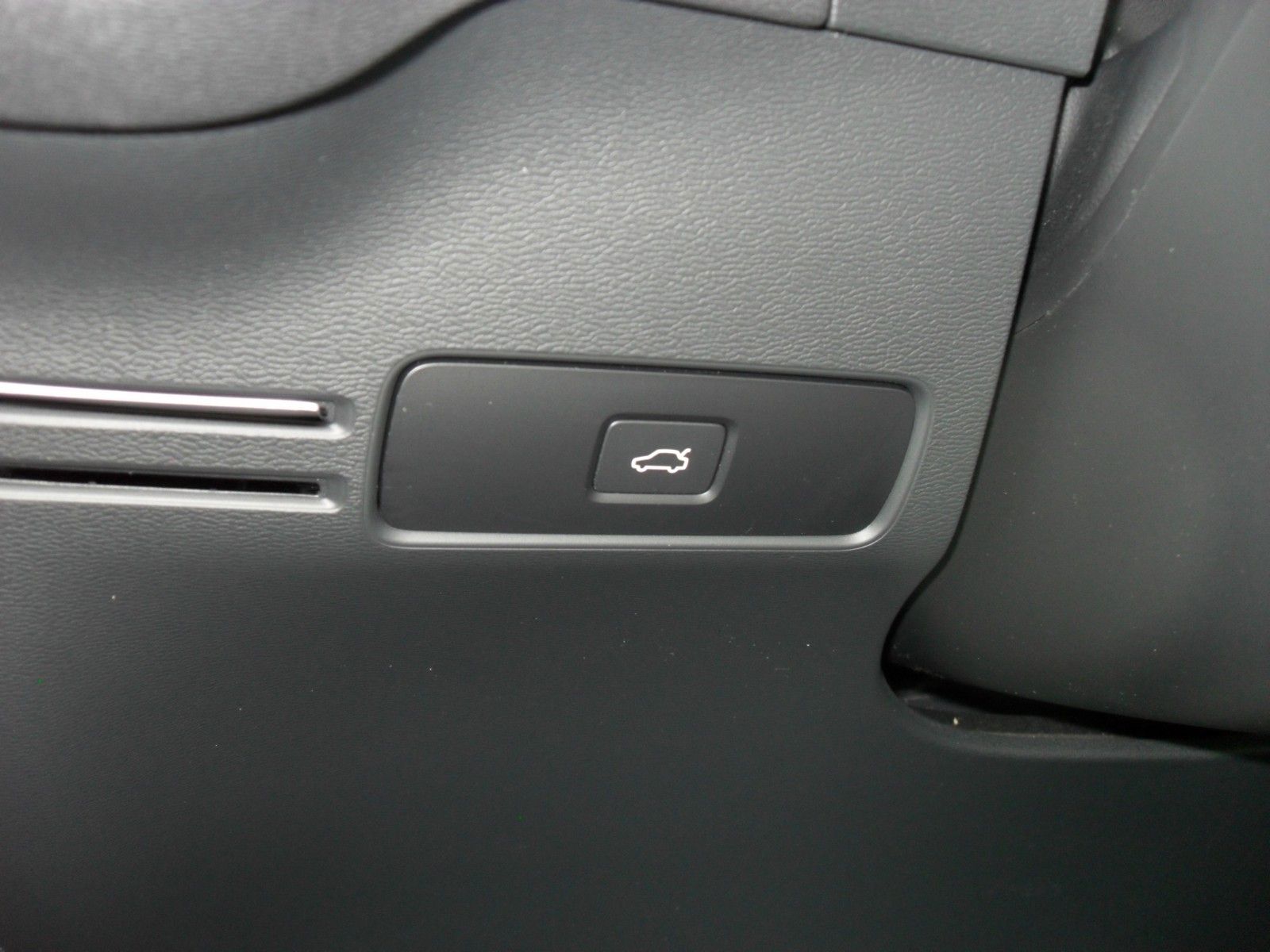 Fahrzeugabbildung Volvo XC 40 Plus Recharge Pure Electric 2WD |AHK | LED