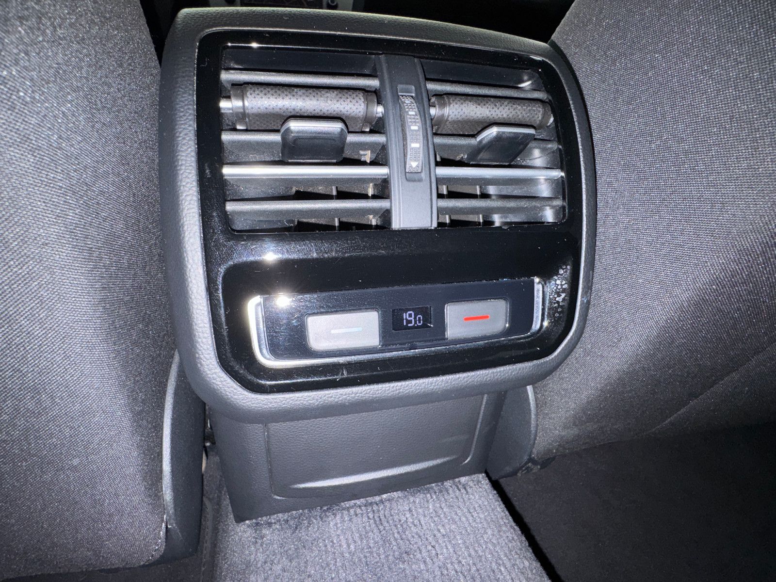 Fahrzeugabbildung Volkswagen Passat 2.0 TDI DSG COMFORTLINE NAVI LED AHK ACC