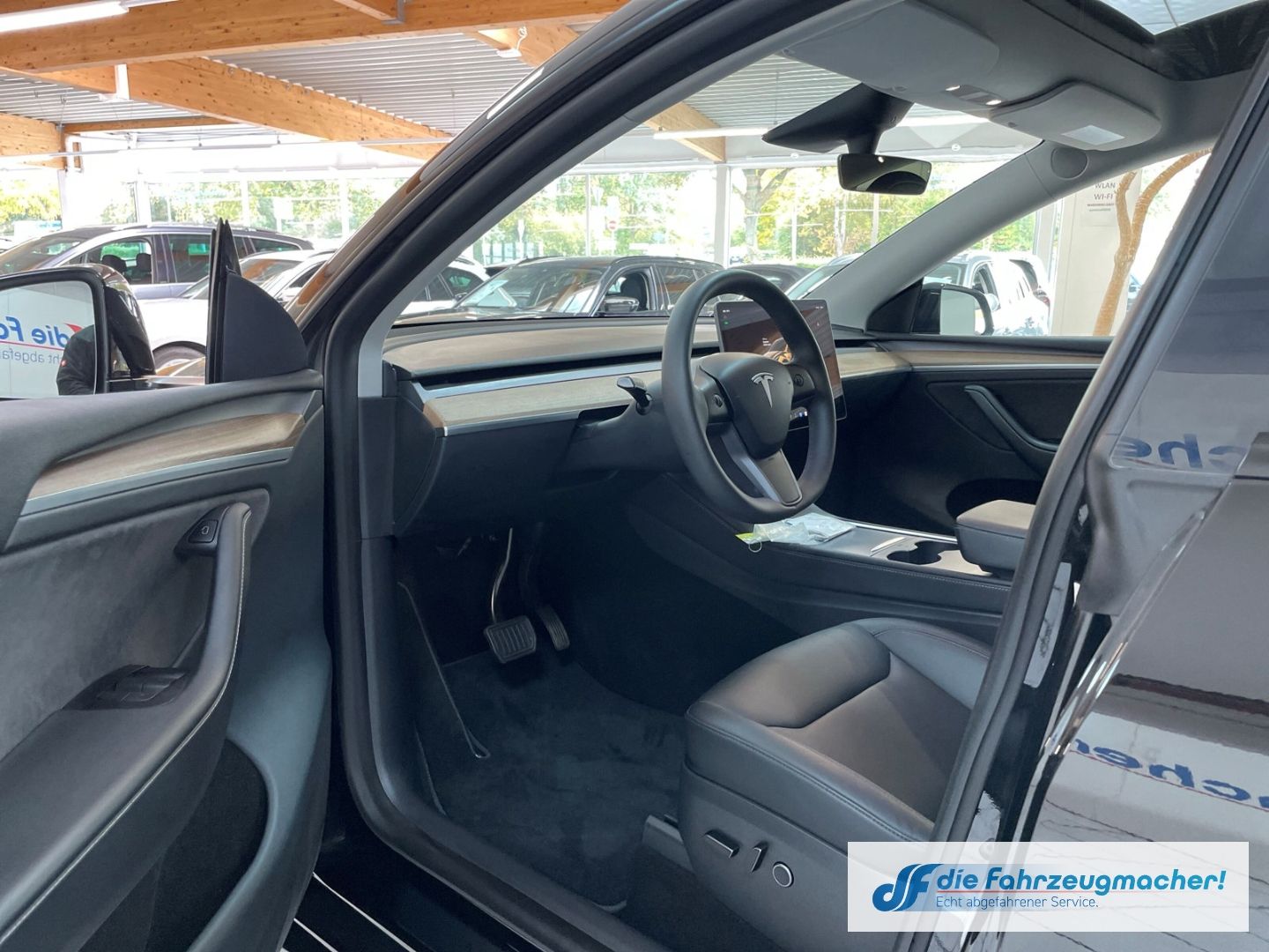Fahrzeugabbildung Tesla Model Y Basis RWD Panorama Navi Soundsystem LED