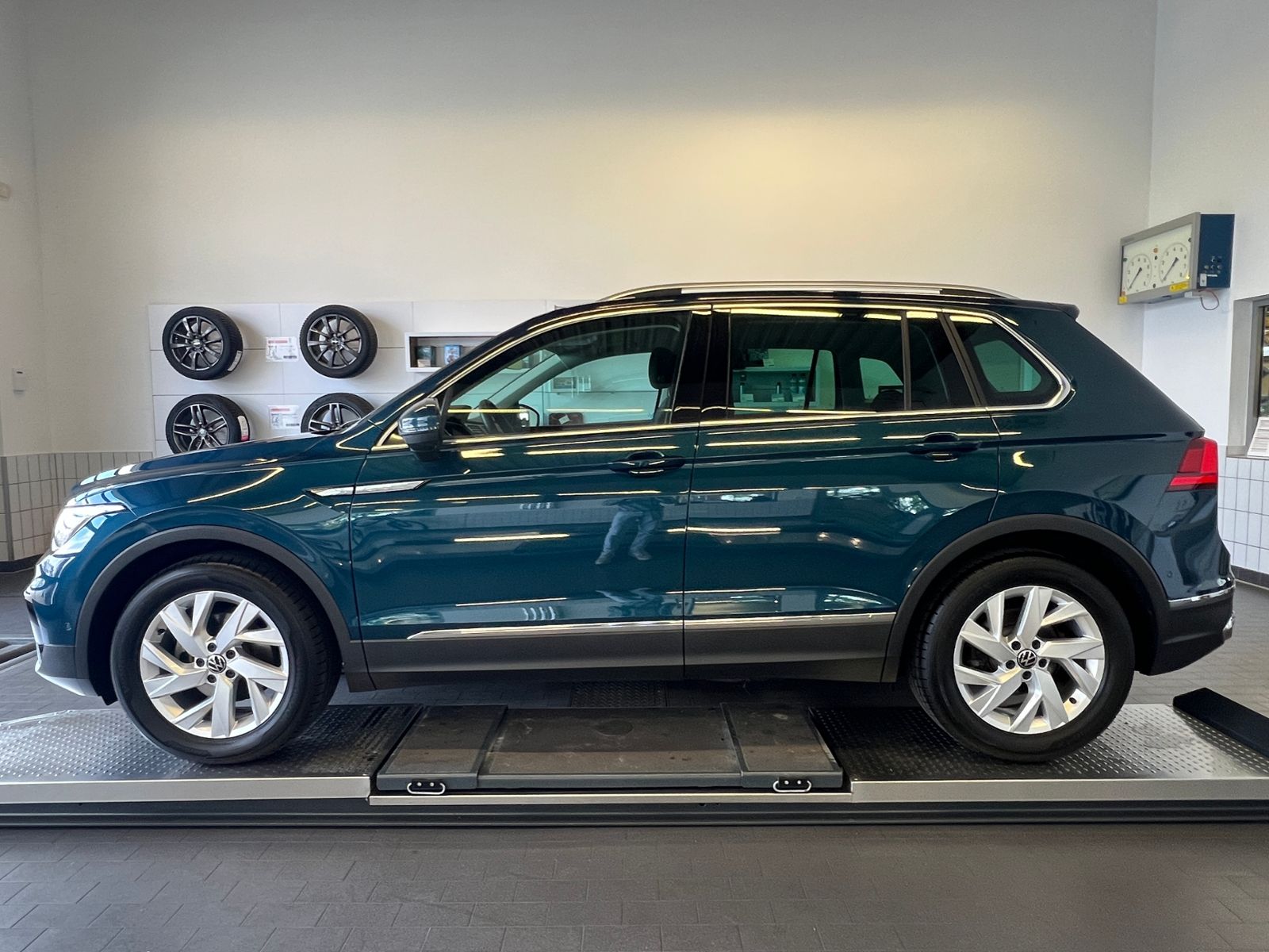 Fahrzeugabbildung Volkswagen Tiguan Elegance 2.0 TDI DSG *AHK, Matrix-LED, Na