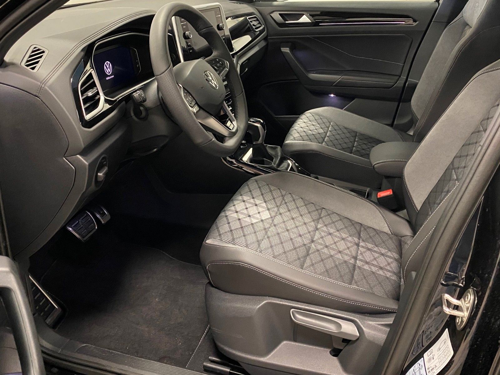 Fahrzeugabbildung Volkswagen T-Roc 1.5 TSI DSG R-Line+ACC+iQ Light MATRIX+18"