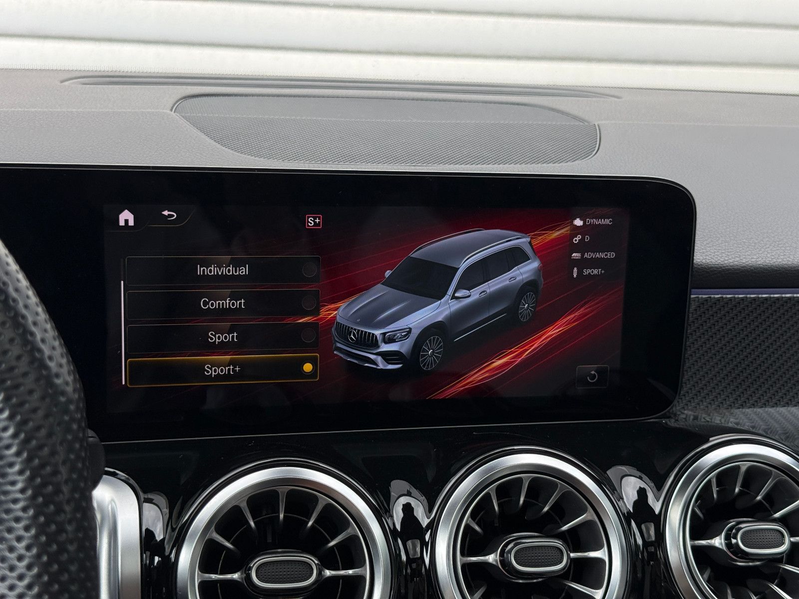 Fahrzeugabbildung Mercedes-Benz GLB 35 AMG 4Matic ACC Burmester 360°K Pano Night