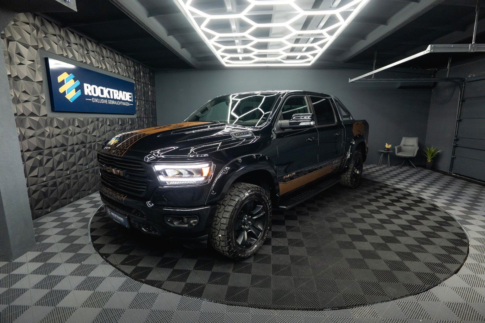 Fahrzeugabbildung Dodge RAM 5.7 V8 HEMI 4x4 Offroad Night-Edition LPG