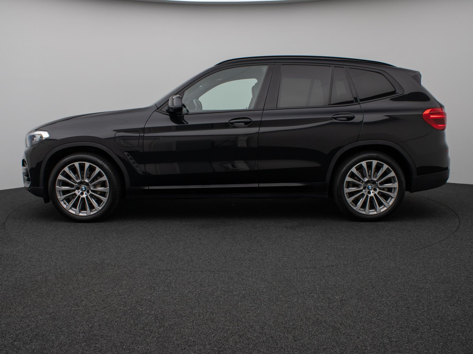Fahrzeugabbildung BMW X3 xD30e Panorama HUD DAB HiFi Komfort Sport 20"