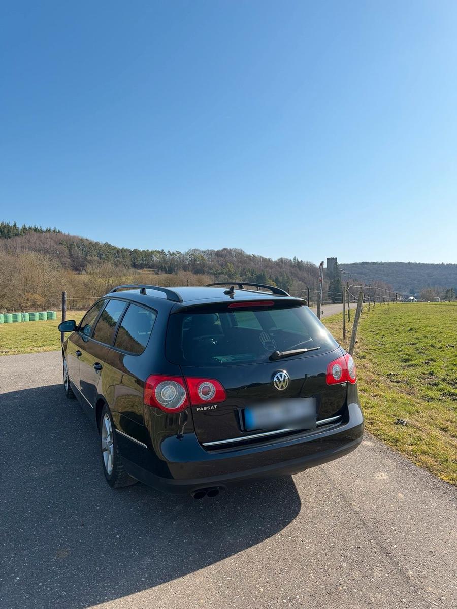 Volkswagen Passat 2009 — rear view