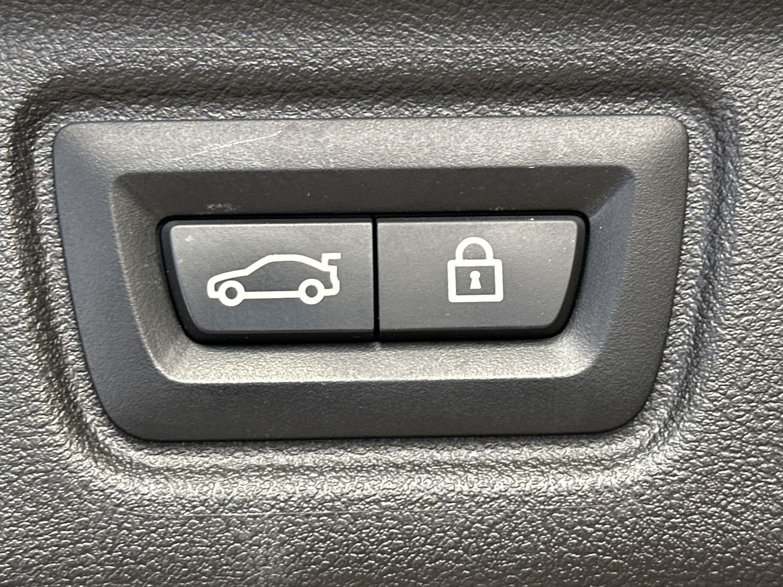 Fahrzeugabbildung BMW 330e Touring M-Sport NAV+LASER+AHK+HEAD-UP+19ZO