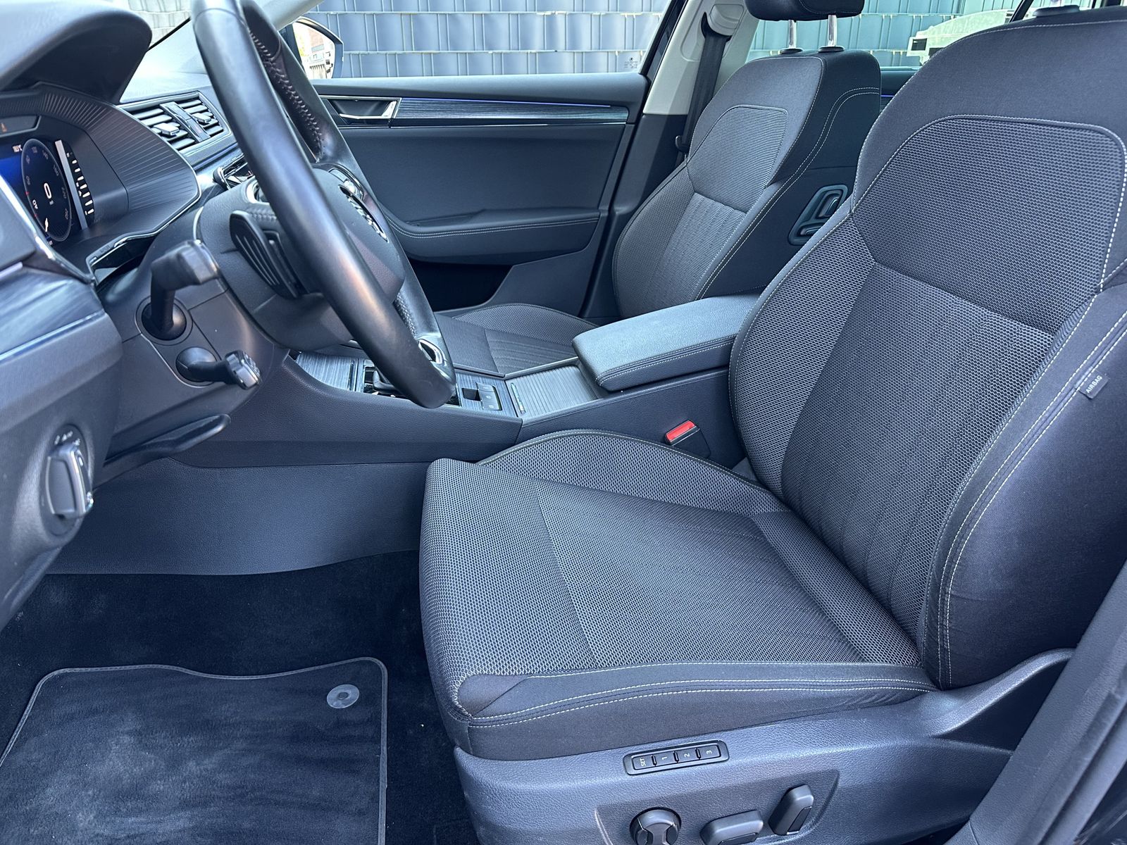 Fahrzeugabbildung SKODA Superb Combi 2.0 TSI DSG Style NAV+LED+ACC+AHK
