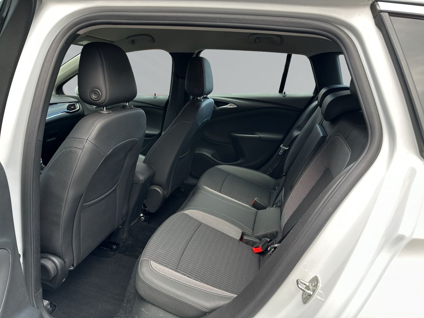 Fahrzeugabbildung Opel Astra Sports Tourer 1.2 KLIMA+ NAVI + PARKSENSOR