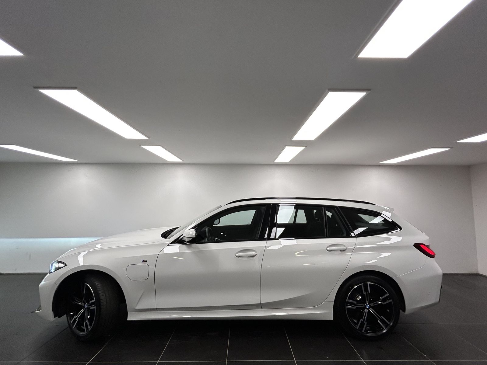 BMW 330e xDrive Touring M Sportpaket Harman/Kardon P imagem 2
