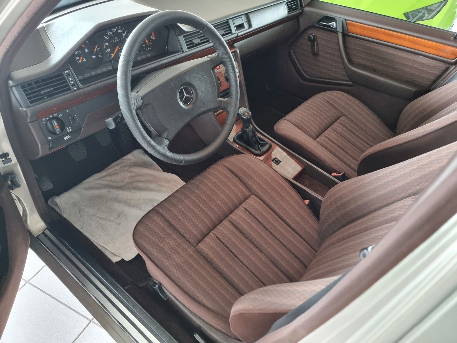 Fahrzeugabbildung Mercedes-Benz 230 E/Schiebedach/AHK/H-Zul./Sehr schöner Zust.