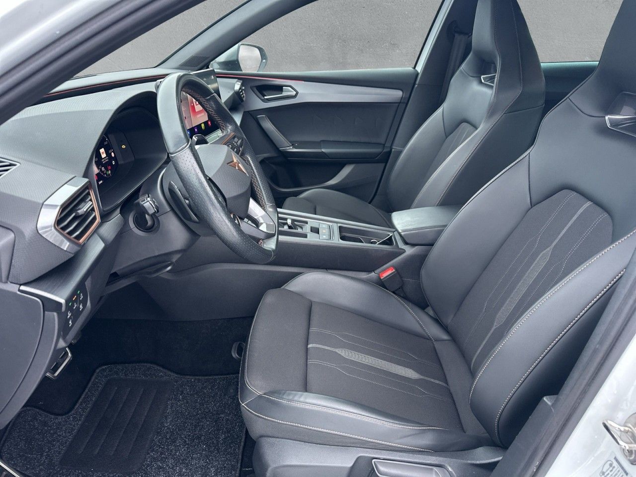 Fahrzeugabbildung CUPRA Leon Sportstourer 2.0 TSI 245 PS DSG - mit KI generiert/bearbeitet