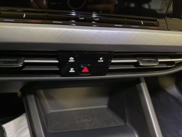 Fotografie des VW Golf VIII Variant 1,5l eTSI DSG Life