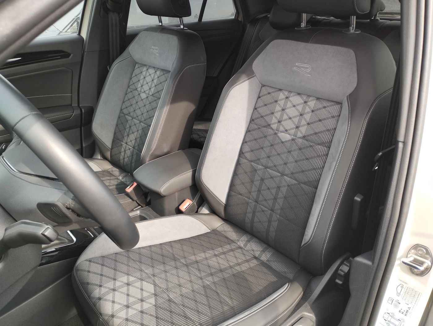Fahrzeugabbildung Volkswagen T-Roc 1.5 TSI R-Line NEU43T DSG ACC Kamera LED