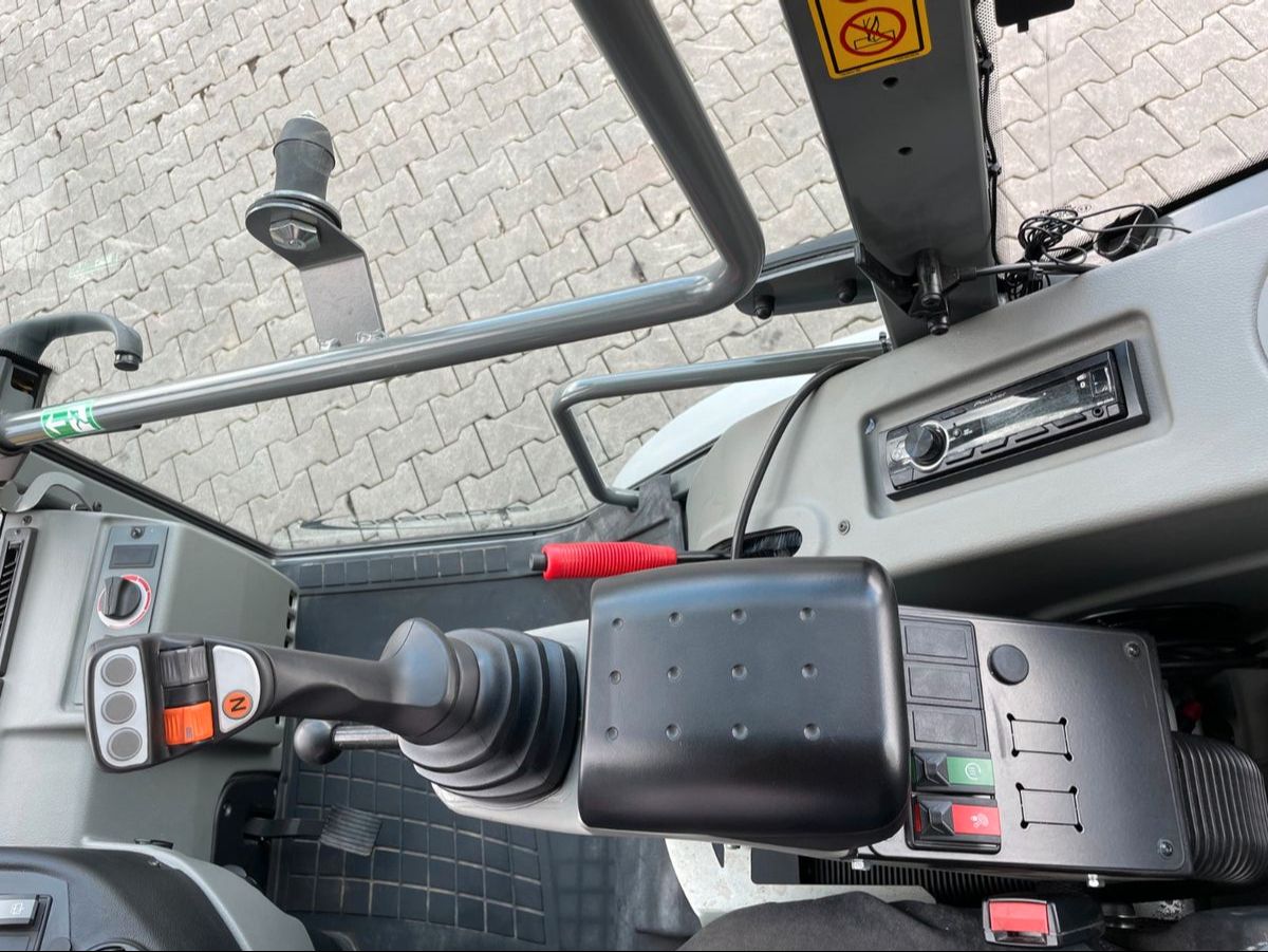 Fahrzeugabbildung Kramer 8085 / 175h / Schneeschild / Steuer / Kehrbesen