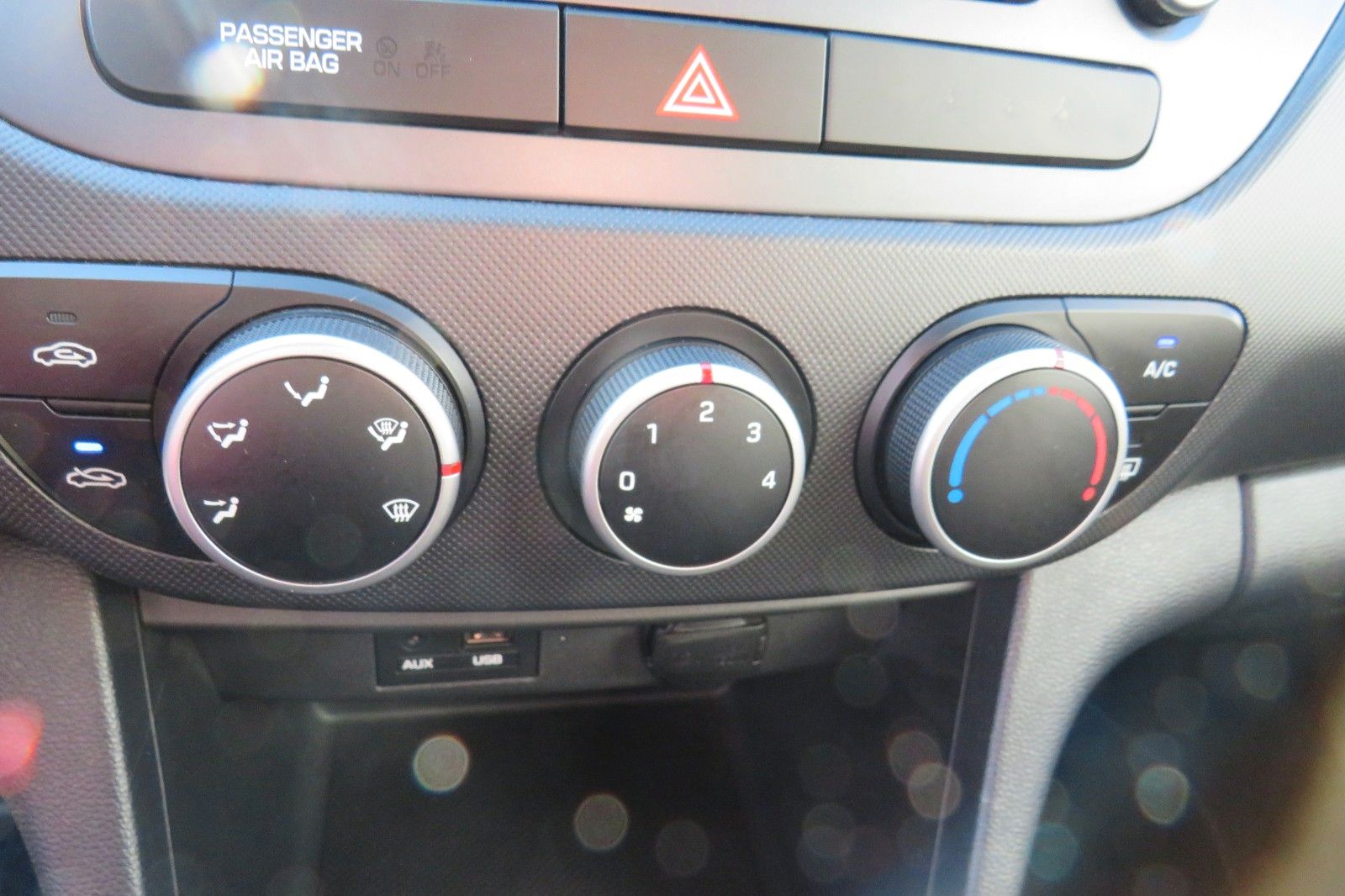 Fahrzeugabbildung Hyundai i10 4-TÜREN KLIMA PDC ALU SCHECKHEFT