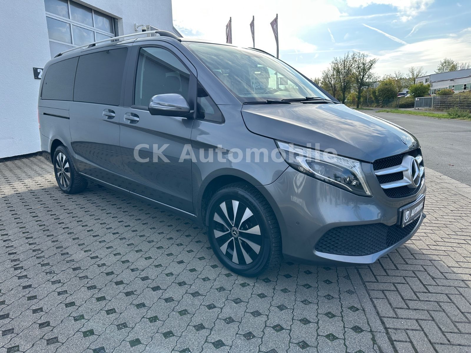 Fahrzeugabbildung Mercedes-Benz V 250d EDITION 4MATIC lang/7 Sitze/Navi/LED/AHK