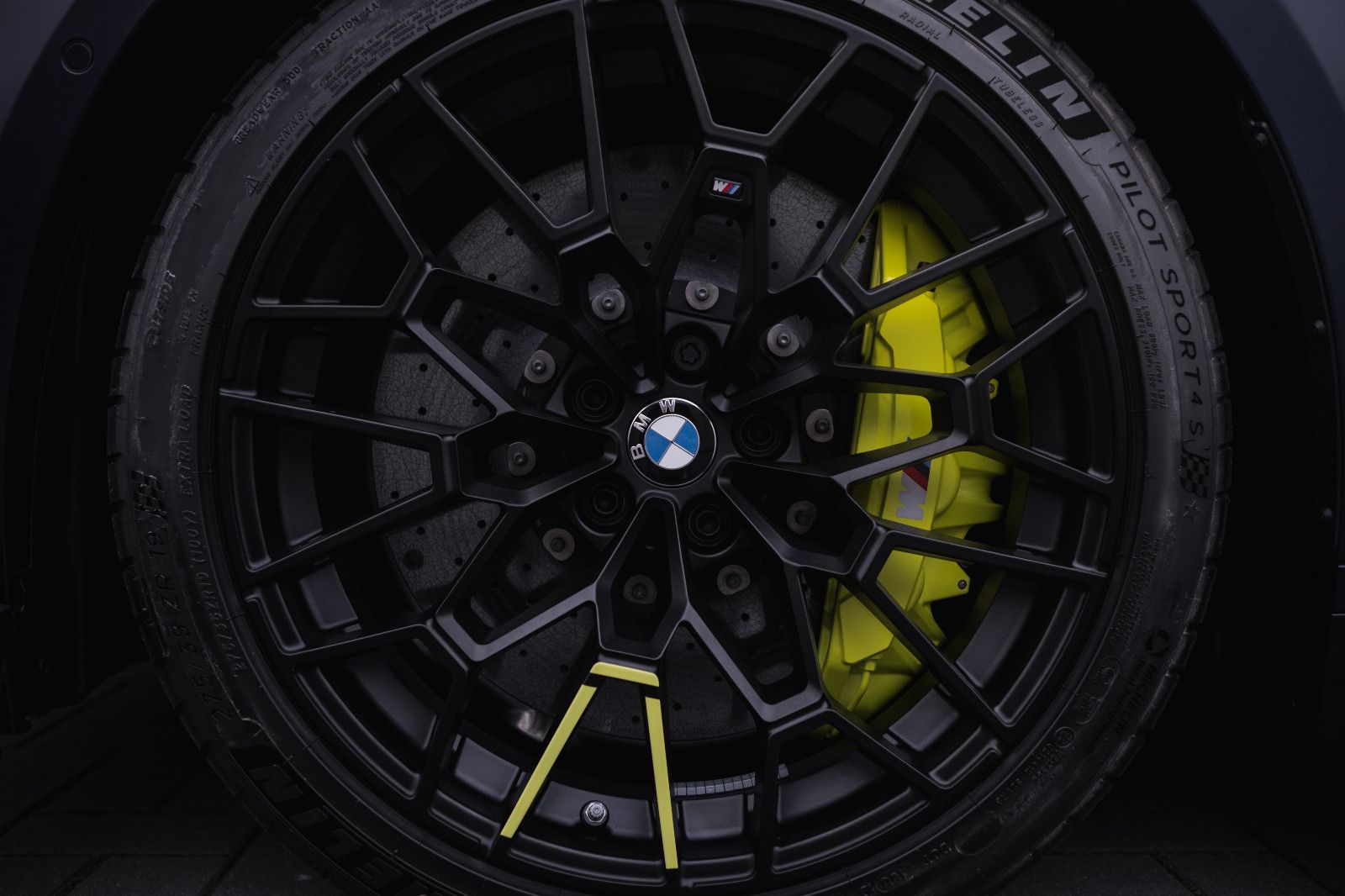 Fahrzeugabbildung BMW M4 Coupe CS "VR 46" - Sonderleder-Keramikbremse