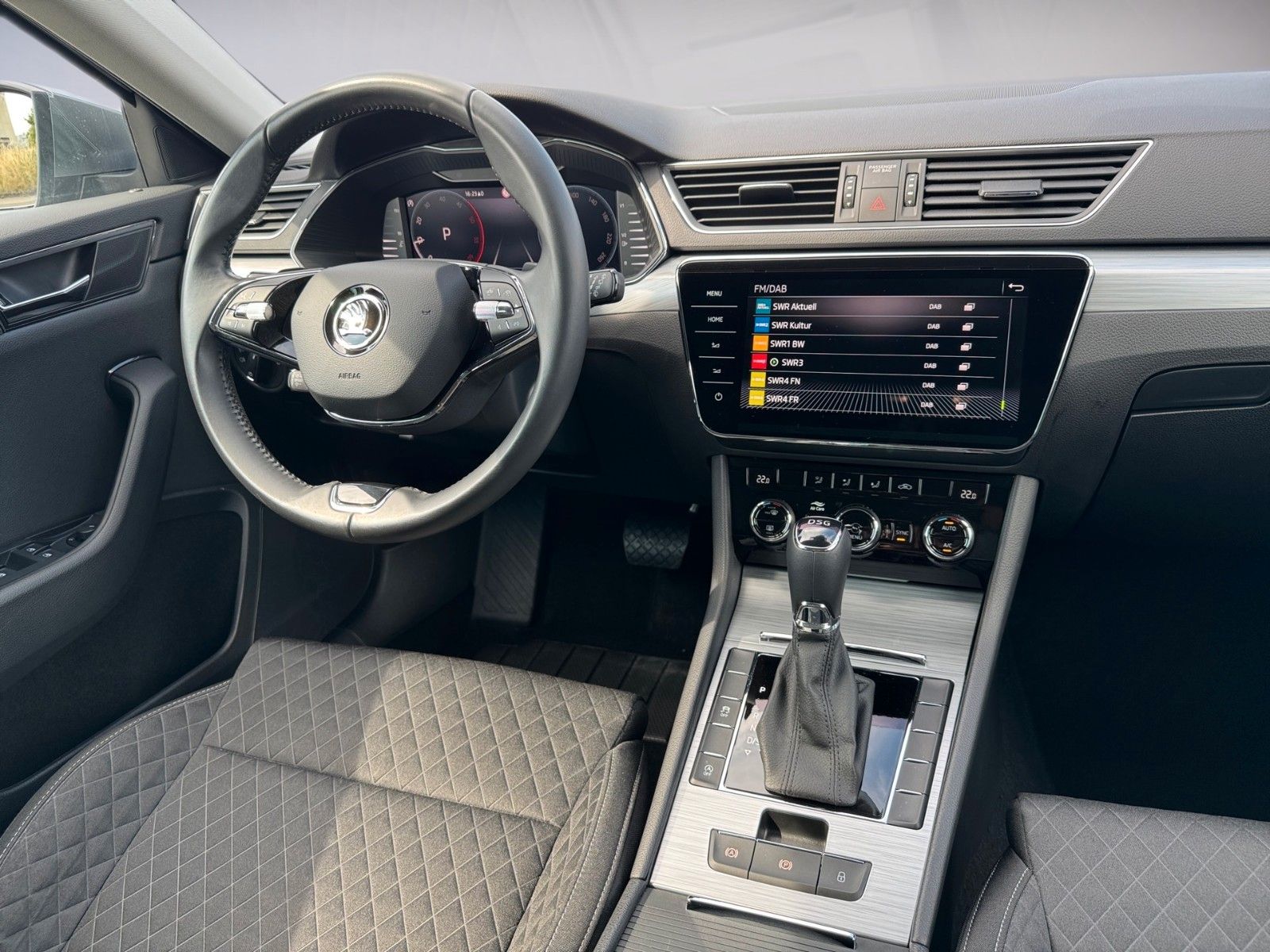 Fahrzeugabbildung SKODA Superb Combi Ambition