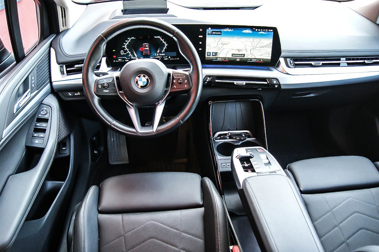 Fahrzeugabbildung BMW 223 Active Tourer i xDrive LEDER HEAD-UP SPORT 4