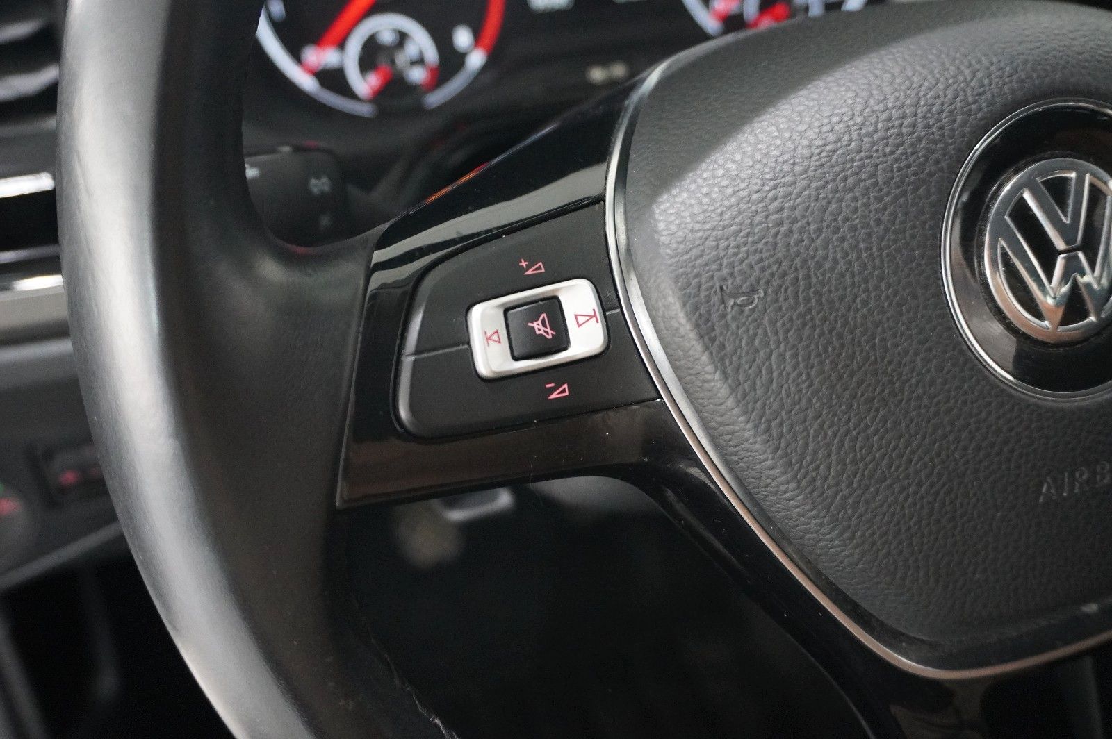 Fahrzeugabbildung Volkswagen Polo VI 1.0 TSI COMFORTLINE LED/KLIMA/SHZ/USB
