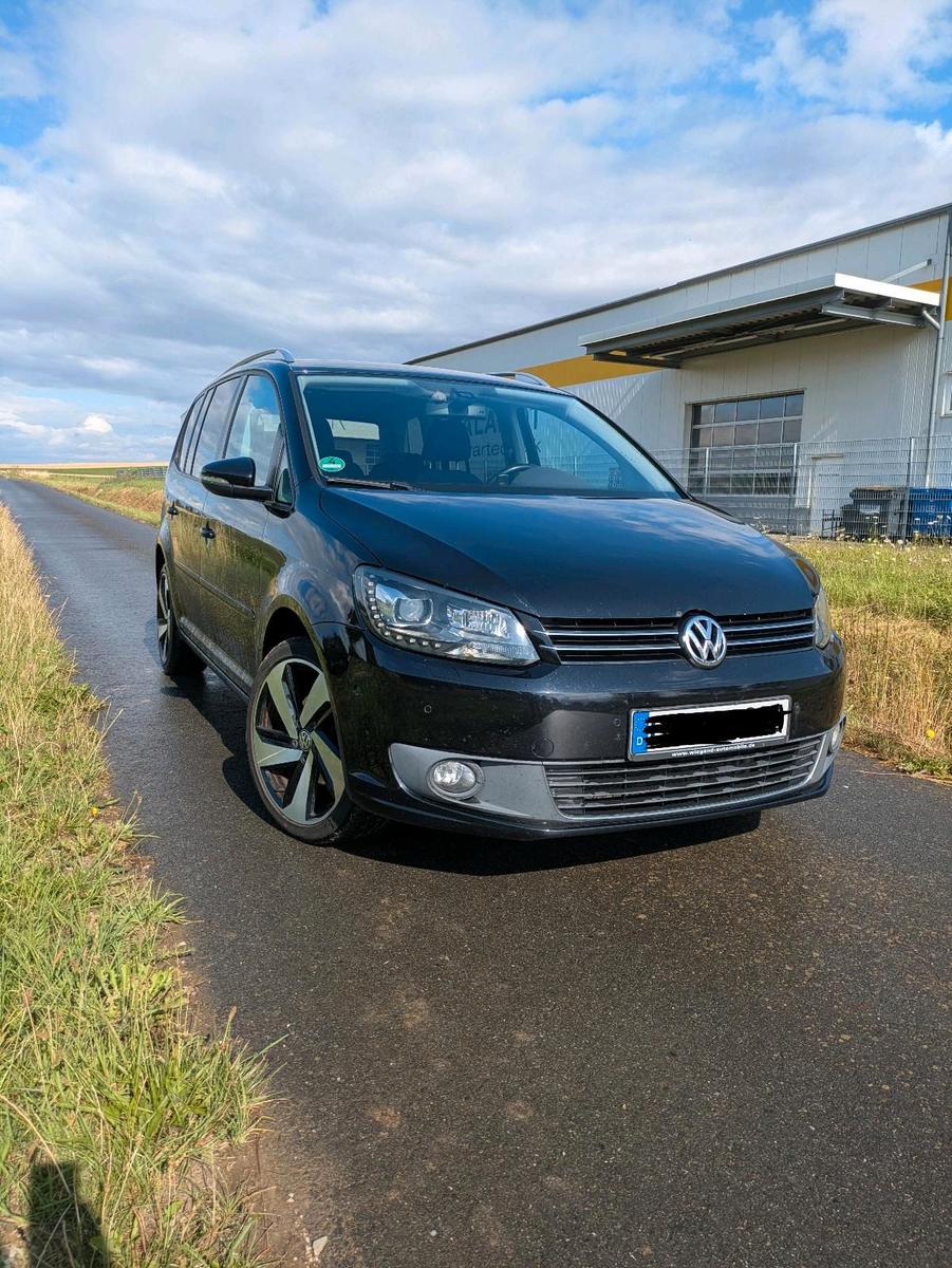Volkswagen Touran 2011 — rear view