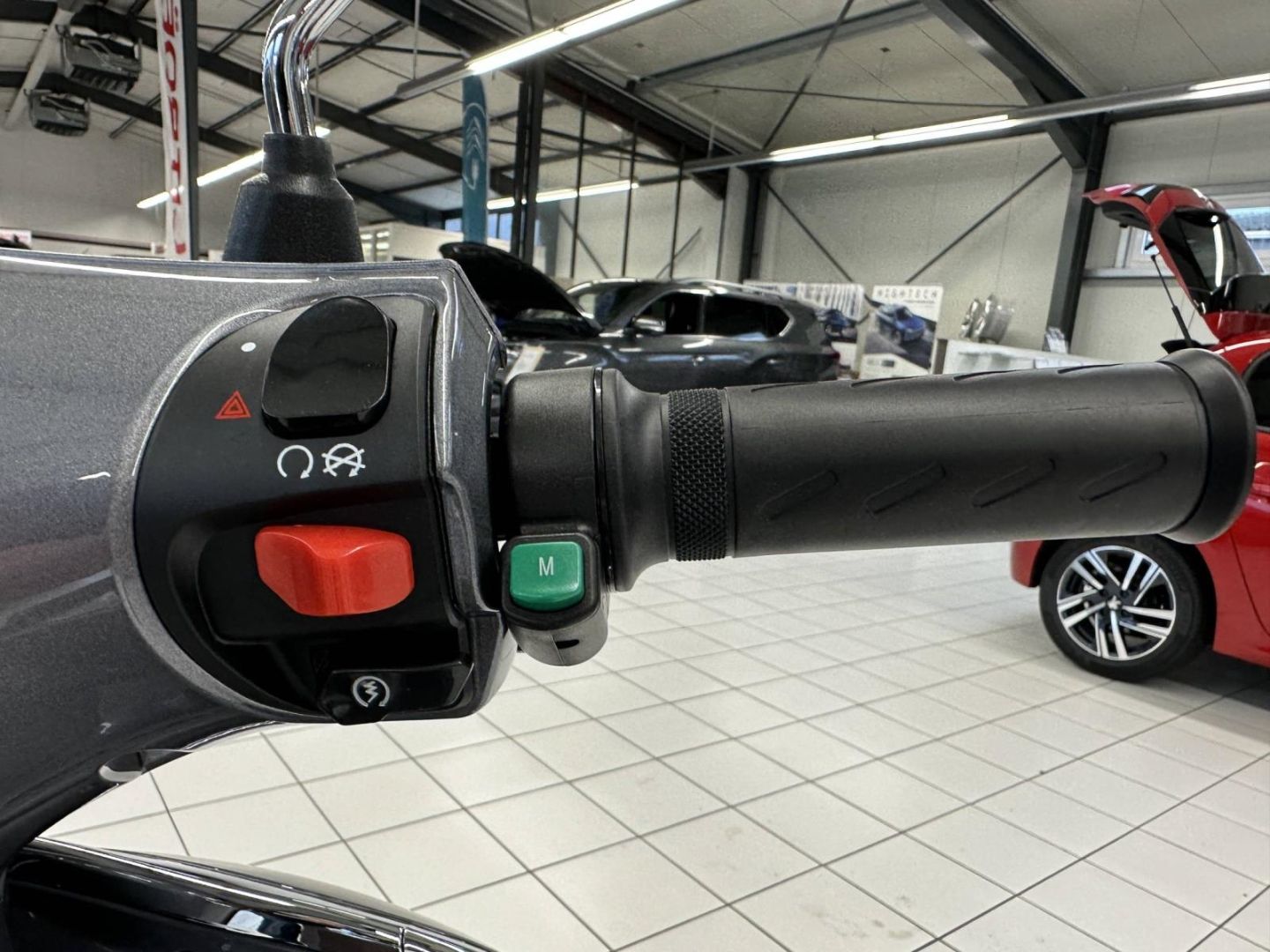 Fahrzeugabbildung DREEMS Moon X Elektroroller 90 km/h