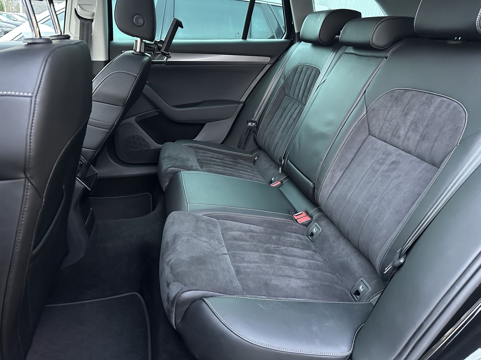 Fahrzeugabbildung SKODA Superb Combi 2.0 TDI DSG Style NAV+LED+PANO+ACC