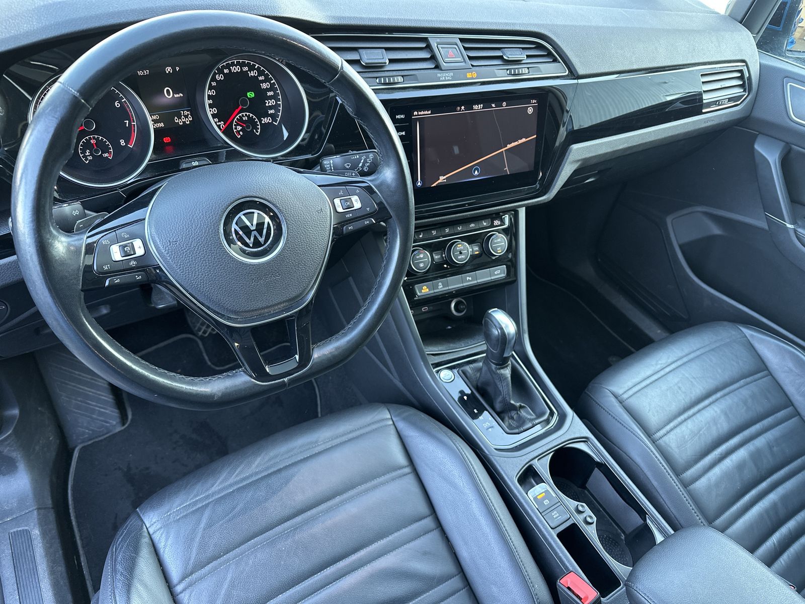 Fahrzeugabbildung Volkswagen Touran 1.5 TSI DSG 7-Sitzer HL NAV+LED+AHK+PANO