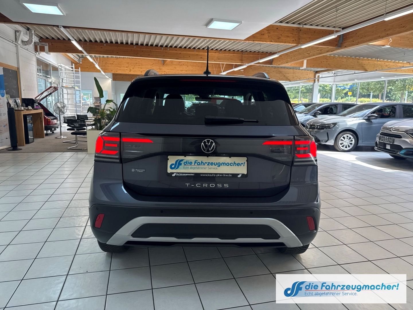 Fahrzeugabbildung Volkswagen T-Cross 1.0 TSI 85 kW Life Digitales Cockpit LED