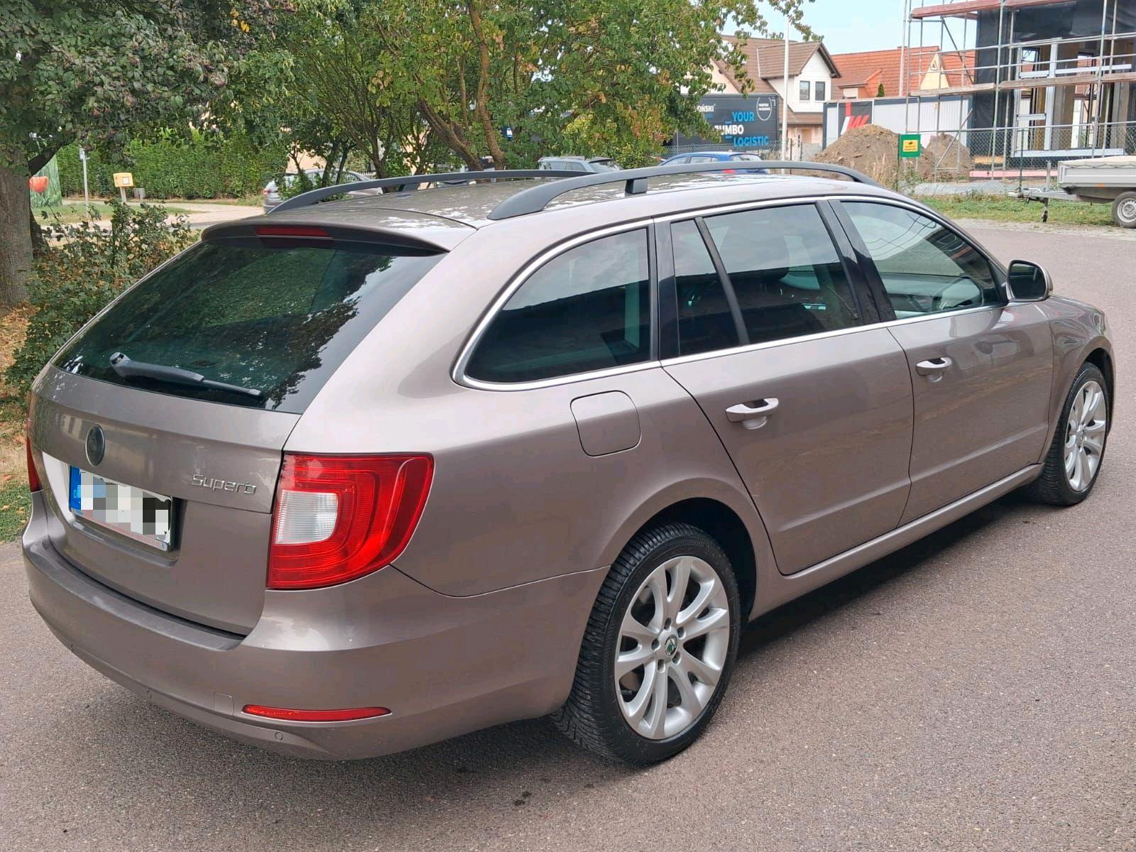 Skoda Superb 2012 — interior