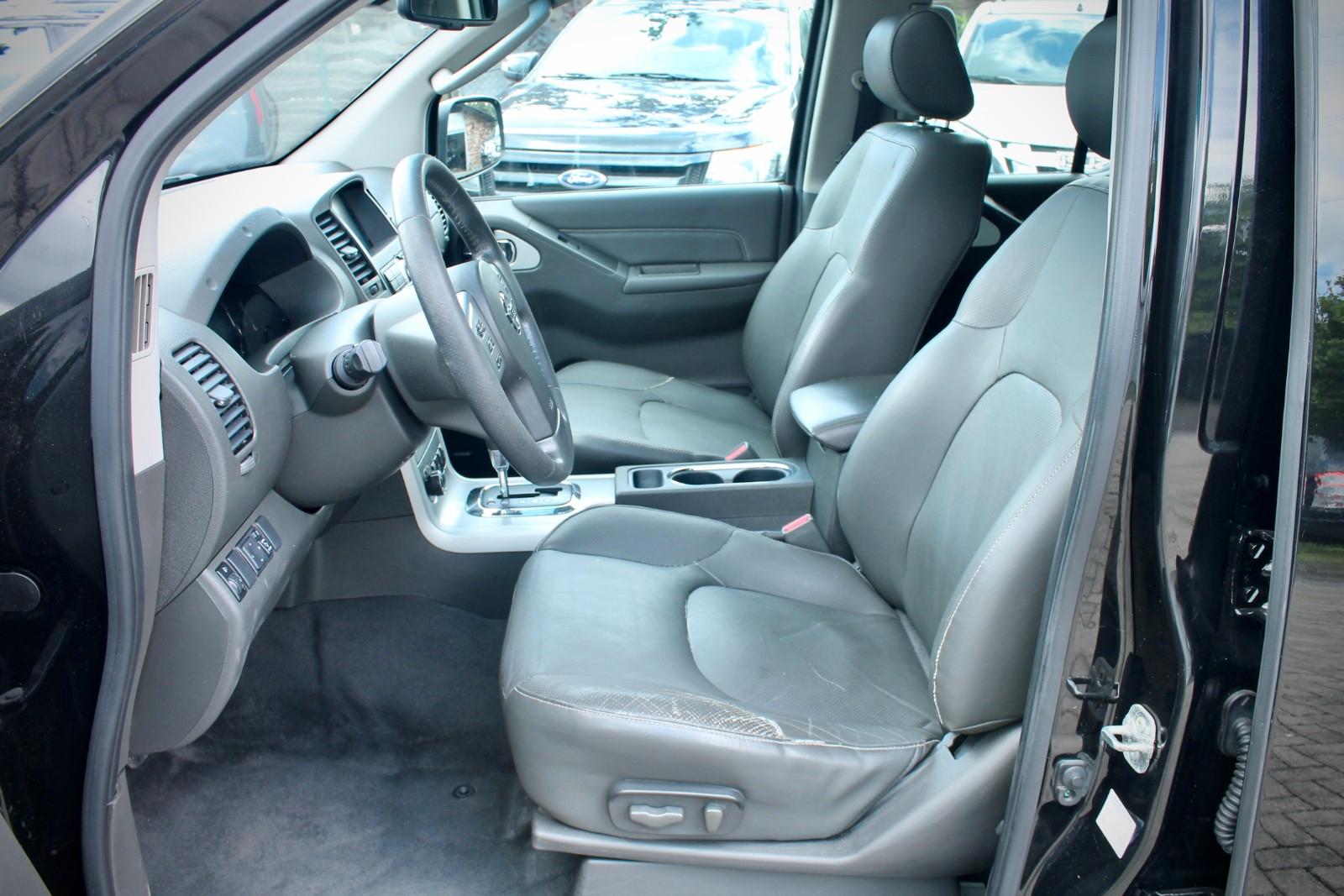 Nissan Navara 3.0 V6 dCi 231 ch BVA 4x4 / 184 000 km / Cuir brun / Toit ouvrant / Bose / Hardtop