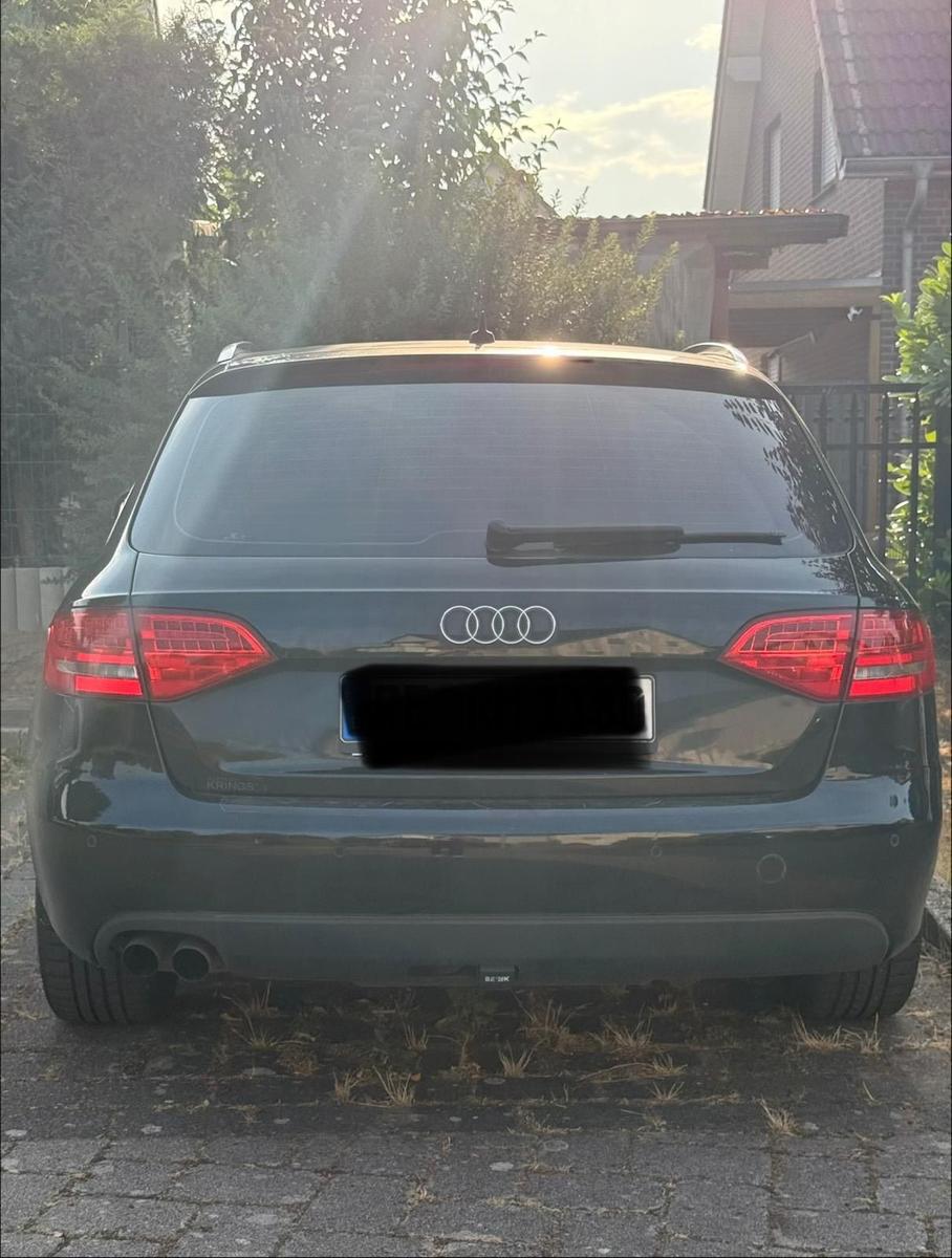 Audi A4 2010 — салон